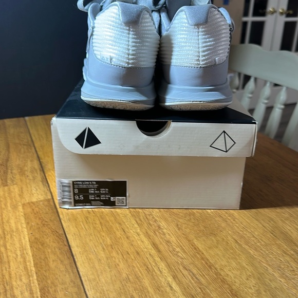 Kyrie Low 5 by Nike - Picture 2 of 8